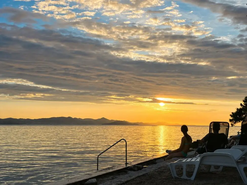 Abendlicht über der Bucht vor dem Ferienhaus