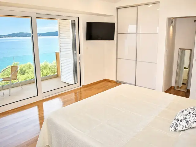 Master-Schlafzimmer des Ferienhauses mit Doppelbett
