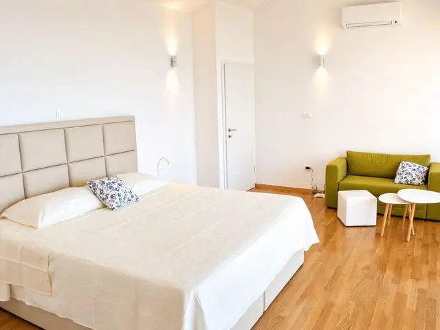 Warm eingerichtetes Schlafzimmer im Obergeschoss