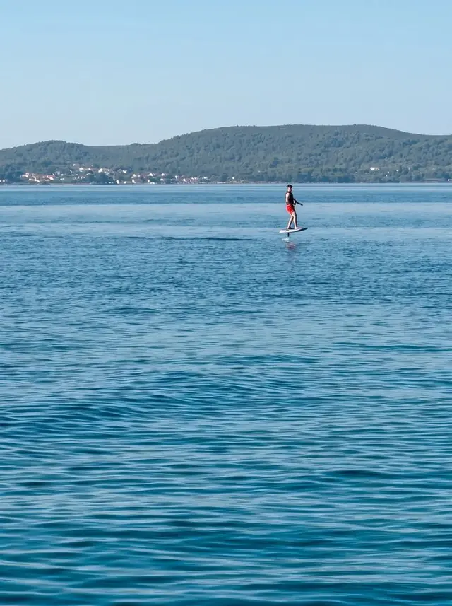 Foilen auf ruhigem Wasser vor der Küste